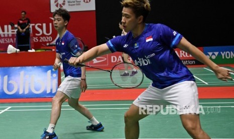 Pebulu tangkis ganda putra Indonesia Marcus Fernaldi Gideon (kanan) dan rekannya Kevin Sanjaya Sukamuljo. Kevin/Marcus ke final Indonesia Masters 2020 melawan Hendra Setiawan/Mohammad Ahsan.