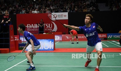 Pebulu tangkis ganda putra Indonesia Marcus Fernaldi Gideon (kanan) dan rekannya Kevin Sanjaya Sukamuljo mengembalikan kok ke arah lawannya asal Malaysia Goh Sze Fei dan Nur Izzuddin dalam babak perempat final Daihatsu Indonesia Masters 2020 di Istora Senayan, Jakarta, Jumat (17/1/2020).