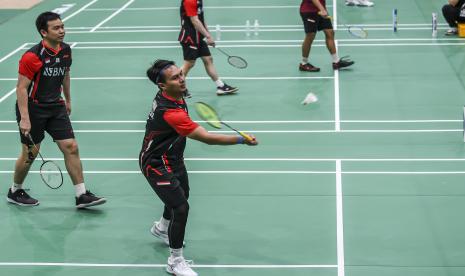 Pebulu tangkis ganda putra Indonesia Mohammad Ahsan (kanan) bersama Hendra Setiawan (kiri).  Ganda putra peringkat dua dunia Hendra Setiawan/Mohammad Ahsan membawa Indonesia mengimbangi Thailand 1-1 setelah mengalahkan pasangan Chaloempon Charoenkitamorn/Nanthakarn Yordphaisong pada partai ganda penyisihan Piala Thomas di Bangkok, Senin.