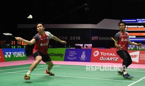 Pebulu tangkis ganda putra Indonesia Mohammad Ahsan (kanan) dan Hendra Setiawan mengembalikan kok ke arah lawan pebulu tangkis ganda putra Korea Selatan Choi Solgyu dan Kim Dukyoung dalam pertandingan babak penyisihan grup Piala Thomas Uber 2018 di Impact Arena, Bangkok, Thailand, Rabu (23/5). 