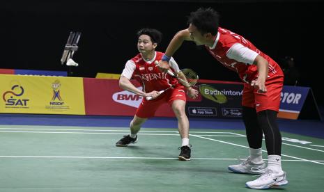 Pebulu tangkis ganda putra Indonesia Mohammad Ahsan (kanan) dan Kevin Sanjaya Sukamuljo (kiri) mengembalikan kok saat melawan pebulu tangkis ganda putra Korea Selatan Kang Minhyuk dan Seo Seungjae dalam pertandingan babak penyisihan grup A Piala Thomas 2022 di Impact Arena, Bangkok, Thailand, Rabu (11/5/2022). Mohammad Ahsan/Kevin Sanjaya Sukamuljo kalah dari ganda putra Korsel dengan skor 18-21, 21-13 dan 12-21. 