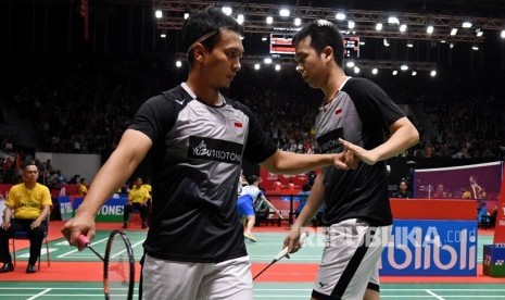 Pebulu tangkis ganda putra Indonesia Mohammad Ahsan (kiri) berselebrasi dengan rekannya Hendra Setiawan usai mengalahkan lawannya asal China Taipei Lu Ching Yao dan Yang Po Han dalam pertandingan babak 16 besar Daihatsu Indonesia Masters 2020 di Istora Senayan, Jakarta, Kamis (16/1/2020).