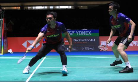 Pebulu tangkis ganda putra Indonesia Mohammad Ahsan (kiri) dan Hendra Setiawan (kanan) mengembalikan kok ke arah lawannya asal Malaysia, Asron Chia dan Soh Wooi Yik dalam pertandingan babak final Kejuaraan Dunia Bulu Tangkis 2022 di Tokyo Metropolitan Gymnasium, Tokyo, Ahad (28/8/2022). Hendra dan Ahsan hanya berhasil sebagai runner up usai kalah dari pasangan Malaysia Aaron Chia/Soh Wooi Yik 19-21, 14-21.