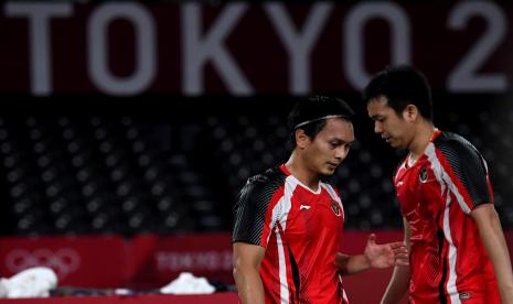 Pebulu tangkis ganda putra Indonesia Mohammad Ahsan/Hendra Setiawan berstrategi saat bertanding melawan ganda putra Malaysia Aaron Chia/Soh Wooi Yik dalam perebutan medali perunggu Olimpiade Tokyo 2020 di Musashino Forest Sport Plaza, Tokyo, Jepang, Sabtu (31/7/2021). Mohammad Ahsan/Hendra Setiawan gagal meraih perunggu setelah kalah 21-17, 17-21 dan 14-21