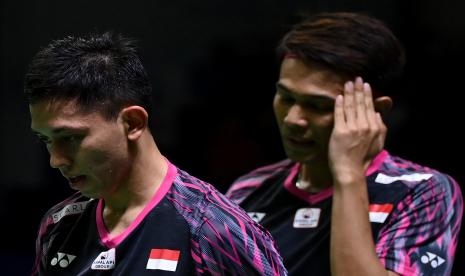 Pebulu tangkis ganda putra Indonesia Muhammad Rian Ardianto (kiri) dan Fajar Alfian bersiap melakukan servis ke arah ganda putra Cina Liu Yu Chen/Ou Xuan Yi dalam laga perempat final Indonesia Open 2022 di Istora Senayan, Jakarta, Jumat (17/6/2022). Fajar Alfian/Muhammad Rian Ardianto gagal ke semifinal usai kalah 18-21, 18-21. 