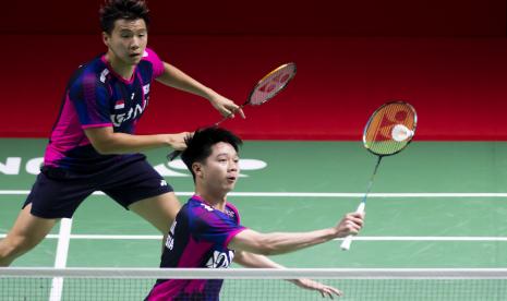 Pebulu tangkis ganda putra Indonesia (The Minions) Kevin Sanjaya Sukamuljo (kanan) dan Marcus Fernaldi Gideon (kiri) mengembalikan kok ke pebulu tangkis ganda putra Malaysia Goh Sze Fei dan Nur Izzuddin pada babak perempat final Daihatsu Indonesia Masters 2022 di Istora Senayan, Jakarta, Jumat (10/6/2022). The Minions melaju ke babak semi final usai mengalahkan lawannya dengan skor 10-21, 21-11 dan 21-18. 