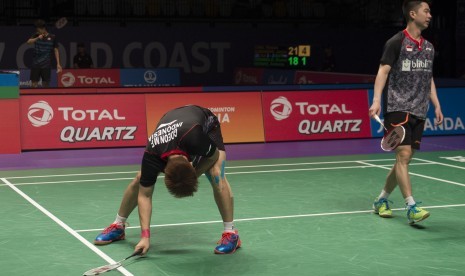 Pebulu tangkis ganda putra Marcus Fernaldi Gideon (kiri) dan Kevin Sanjaya Sukamuljo (kanan) mengekspresikan kecewa saat kalah dari Pebulu tangkis ganda putra Denmark Mathias Boe dan Carsten Mogensen dalam babak kualifikasi grup Piala Sudirman 2017 di Carrara Sport and Leisure Centre, Queensland, Australia, Rabu (24/5). 