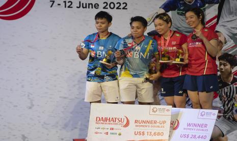 Pebulu tangkis ganda putri Indonesia Apriyani Rahayu (kedua kiri) dan Siti Fadia Silva Ramadhanti (kiri) berfoto dengan pebulu tangkis ganda putri Cina Chen Qing Chen (kiri) dan Jia Yi Fan (kanan) di podium usai upacara penghargaan pemenang turnamen Daihatsu Indonesia Masters 2022 di Istora Senayan, Jakarta, Ahad (12/6/2022). Apriyani/Fadia gagal menjadi juara setelah kalah dua gim langsung 18-21, 12-21. 