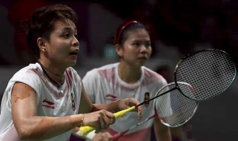 Pebulu tangkis ganda putri Indonesia Apriyani Rahayu (kiri) dan Greysia Polii (kanan) bersiap menerima kok dari lawannya pebulu tangkis Cina Tang Jinhua dan Zheng Yu, pada pertandingan perempat final nomor perorangan Asian Games 2018 di Istora Senayan, Jakarta, Sabtu (25/8).