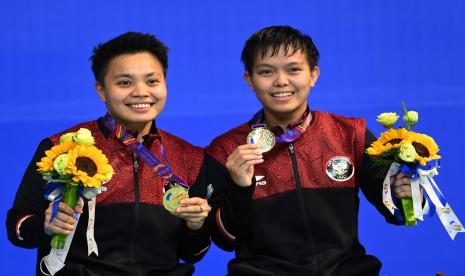 Pebulu tangkis ganda putri Indonesia Apriyani Rahayu dan Siti Fadia Silva Ramadhanti (kanan) berpose dengan medali emas yang diraihnya usai babak final bulu tangkis ganda putri SEA Games 2021 Vietnam di Bac Giang Gymnasium, Vietnam, Ahad (22/5/2022). Apriyani Rahayu dan Siti Fadia Silva Ramadhanti menyabet medali emas usai mengalahkan ganda putri Thailand Benyapa Aimsaard/Nuntakarn Aimsaard dua set langsung, 21-17 dan 21-14. 