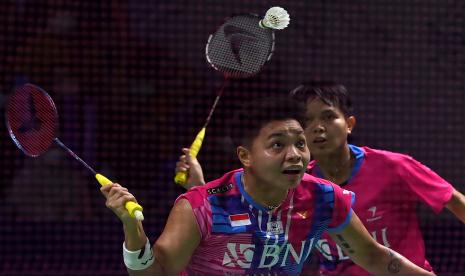 Pebulu tangkis ganda putri Indonesia Apriyani Rahayu (kiri) dan Siti Fadia Silva Ramadhanti mengembalikan kok ke arah ganda putri Korea Selatan Lee So Hee/Shin Seung Chan dalam perempat final Indonesia Open 2022 di Istora Senayan, Jakarta, Jumat (17/6/2022). Apriyani Rahayu dan Siti Fadia Silva Ramadhanti gagal melangkah ke semifinal usai kalah 14-21, 19-21. 