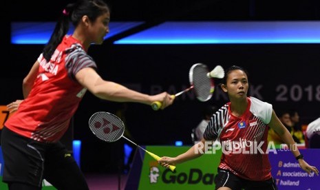 Pebulu tangkis ganda putri Indonesia Della Destiara Haris (kanan) dan Rizki Amelia Pradipta (kiri) mengembalikan kok ke arah lawannya pebulu tangkis ganda putri Cina Huang Yaqiong dan Tang Jinhua pada babak penyisihan grup Piala Uber 2018 di Impact Arena, Bangkok, Thailand, Rabu (23/5). 