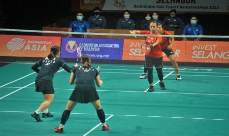 Pebulu tangkis ganda putri Indonesia Febriana Dwipuji Kusuma dan Amalia Cahaya Pratiwi (kanan) bersiap melakukan servis ke arah lawannya pebulu tangkis Korea Selatan Baek Ha Na dan Seung Yeon Seong pada final Kejuaraan Beregu Asia Selangor Badminton Asia Team Championship 2022 di Setia City Convention Center, Shah Alam, Selangor, Ahad (20/2/2022).