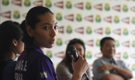 Pebulu tangkis Gloria Emanuelle Widjaja (kiri) didampingi Manajer Tim Indonesia di Kejuaraan Dunia/Kabid Binpres PBSI Susy Susanti (kedua kanan) dan Sekjen PBSI Ahmad Budiarto (kanan) memberikan keterangan pers pada Kamis (26/7) di Jakarta, jelang Kejuaraan Dunia Bulu Tangkis 2018 di Nanjing, Cina. 