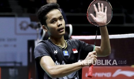 Pebulu tangkis Indonesia Anthony Sinisuka Ginting menepuk raketnya seusai bertanding melawan pebulu tangkis Jepang Kento Momota pada final Singapore Open 2019 di Singapore Indoor Stadium, Singapura, Minggu (14/4/2019). 