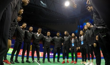 Pebulu tangkis Indonesia berdoa sebelum bertanding melawan Taiwan pada babak perempat final Piala Sudirman 2019 di Guangxi Sports Center Gymnasium, Nanning, China, Jumat (24/5/2019).