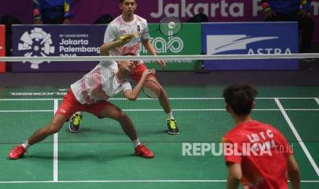 Pebulu Tangkis Indonesia Fajar Alfian dan Muhammad Ardianto saat melawan pebulu tangkis China Junhui Li dan Yuchen Liu pada babak semi final cabang olahraga bulu tangkis Asian Games 2018 kategori ganda putra di Istora Senayan, Jakarta, Senin (27/8). 