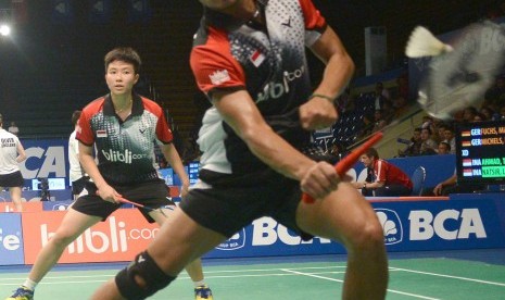 Pebulu tangkis Indonesia Ganda Campuran Tontowi Ahmad (kanan) dan Liliyana Natsir (kiri) bermain menghadapi pasangan Jerman Michael Fuchs dan Birgit Michels pada babak penyisihan Turnamen BCA Indonesia Open MetLife BWF World Super Series Premier 2014, di I