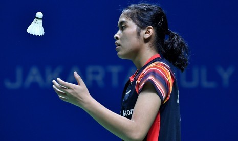 Pebulu tangkis Indonesia Gregoria Mariska Tunjung bersiap melakukan servis ke arah pebulu tangkis Thailand Pornpawee Chochuwong dalam babak pertama tunggal putri Blibli Indonesia Open 2019 di Istora Senayan, kompleks GBK, Jakarta, Selasa (16/7/2019). 