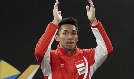 Pebulu tangkis Indonesia Jonatan Christie bertepuk tangan saat upacara pemberian medali seusai mengalahkan pebulu tangkis Thailand Khosit Phetpradab pada final tunggal putra bulu tangkis SEA Games XXIX di Axiata Arena, Kompleks Stadion Bukit Jalil, Kuala Lumpur, Malaysia, Selasa (29/8).