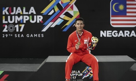 Pebulu tangkis Indonesia Jonatan Christie memperlihatkan medali emas ketika upacara penganugerahan seusai mengalahkan pebulu tangkis Thailand Khosit Phetpradab pada final tunggal putra bulu tangkis SEA Games XXIX di Axiata Arena, Kompleks Stadion Bukit Jalil, Kuala Lumpur, Malaysia, Selasa (29/8). 