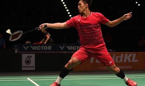 Pebulu tangkis Indonesia Jonatan Christie mengembalikan kok ke arah pebulu tangkis Vietnam Nguyen Tien Minh dalam semifinal tunggal putra bulu tangkis SEA Games XXIX di Axiata Arena, Kompleks Stadion Bukit Jalil, Kuala Lumpur, Malaysia, Senin (28/7). 