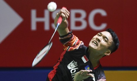 Pebulu tangkis Indonesia Jonatan Christie mengembalikan kok kepada pebulu tangkis Taiwan Chou Tien Chen pada babak perempat final Blibli Indonesia Open 2019 di Istora Senayan, Jakarta, Jumat (190/7/2019).