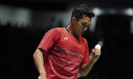 Pebulu tangkis Indonesia Jonatan Christie mengepalkan tangan seusai memperoleh angka dari pebulu tangkis Thailand Khosit Phetpradab pada final tunggal putra bulu tangkis SEA Games XXIX di Axiata Arena, Kompleks Stadion Bukit Jalil, Kuala Lumpur, Malaysia, Selasa (29/8). 