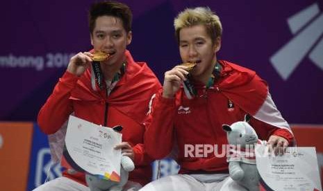 Pebulu tangkis Indonesia Kevin Sanjaya dan Marcus Fernaldi berfoto bersama seusai prosesi penyerahan medali pertandingan final cabang bulu tangkis nomor ganda putra Asian Games 2018 di Istora Senayan, Jakarta, Selasa (28/8). 