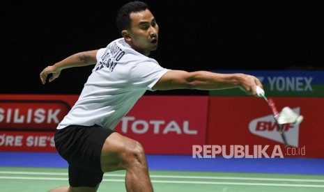 Pebulu tangkis Indonesia Tommy Sugiarto mengembalikan kok ke pebulu tangkis Srilanka Niluka Karunaratne pada pertandingan babak pertama Kejuaraan Dunia Bulu Tangkis 2019 di St. Jakobshalle, Basel, Swiss, Senin (19/8/2019).