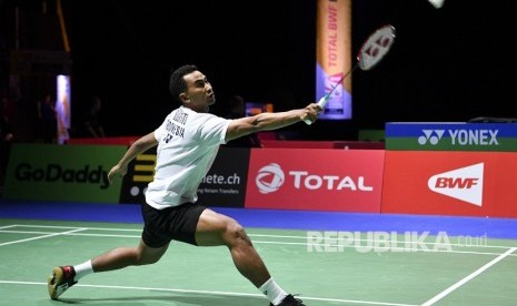 Pebulu tangkis Indonesia Tommy Sugiarto mengembalikan kok ke pebulu tangkis Denmark Jan O Jorgensen pada pertandingan babak kedua Kejuaraan Dunia Bulu Tangkis 2019 di St. Jakobshalle, Basel, Swiss, Selasa (20/8/2019).