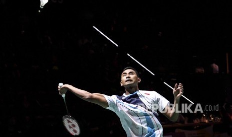 Pebulu tangkis Indonesia Tommy Sugiarto mengembalikan kok ke pebulu tangkis Denmark Jan O Jorgensen pada pertandingan babak kedua Kejuaraan Dunia Bulu Tangkis 2019 di St. Jakobshalle, Basel, Swiss, Selasa (20/8/2019).