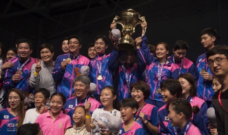 Pebulu tangkis Korea Selatan mengangkat Piala Sudirman bersama-sama usai menang dalam final Piala Sudirman 2017 di Carrara Sport and Leisure Centre di Gold Coast, Queensland, Australia, Minggu (28/5). 