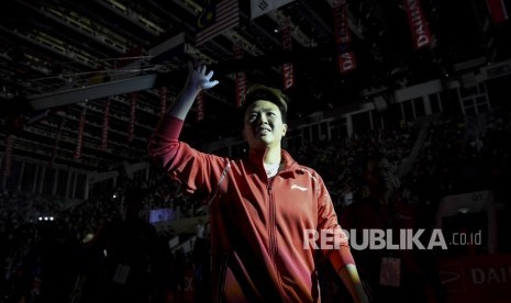 Pebulu tangkis Liliyana Natsir melambaikan tangan ke arah suporter saat pesta perpisahannya di Istora Senayan, Jakarta, Ahad (27/1/2019). 