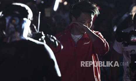 Pebulu tangkis Liliyana Natsir menghapus air mata saat pesta perpisahannya di Istora Senayan, Jakarta, Ahad (27/1/2019). 