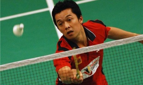 Pebulu tangkis PB SGS PLN, Taufik Hidayat, mengembalikan shuttlecock ke pebulu tangkis PB Jaya Raya, Hermansyah, dalam babak penyisihan lanjutan Grup B putra Djarum Superliga Badminton 2013 di DBL Arena, Surabaya, Jatim, Selasa (5/2). 