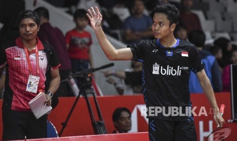 Pebulu tangkis putra Indonesia Anthony Sinisuka Ginting melambaikan tangan ke penonton usai bertanding melawan pebulu tangkis Jepang Kento Momota pada perempat final Daihatsu Indonesia Masters 2019 di Istora Senayan, Jakarta, Jumat (25/1/2019). 