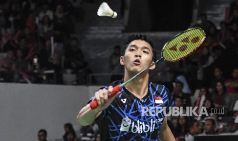 Pebulu tangkis putra Indonesia Jonatan Christie berusaha mengembalikan kok kearah pebulu tangkis Denmark Rasmus Gemke saat pertandingan babak pertama Daihatsu Indonesia Masters 2019 di Istora Senayan, Jakarta, Rabu (23/1/2019).