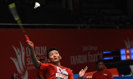 Pebulu tangkis putra klub PB Djarum Kudus Ihsan Maulana Mustofa mengembalikan kok ke arah lawannya pebulu tangkis putra klub Sports Affairs Chun Seang Tan dalam penyisihan grup B Djarum Superliga Badminton 2017 di DBL Arena Surabaya, Jawa Timur, Minggu (19