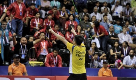 Pebulu tangkis putra Malaysia, Chong Wei Feng, melakukan selebrasi setelah menaklukkan pebulu tangkis Indonesia, Dionysius Hayom Rumbaka, dalam partai ketiga babak semi final Piala Thomas 2014 di Stadion Bulu Tangkis, Siri Fort Sports Complex, New Delhi, I