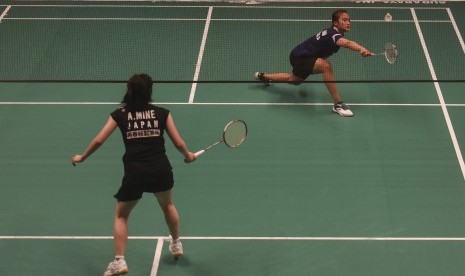 Pebulu tangkis putri klub Mutiara Cardinal Bandung Hanna Ramadini (kanan) mengembalikan kok kearah pebulu tangkis putri klub Kumamoto Saisunkan Jepang Ayumi Mine (kiri) dalam penyisihan grup Y Djarum Superliga Badminton 2017 di DBL Arena Surabaya, Jawa Tim