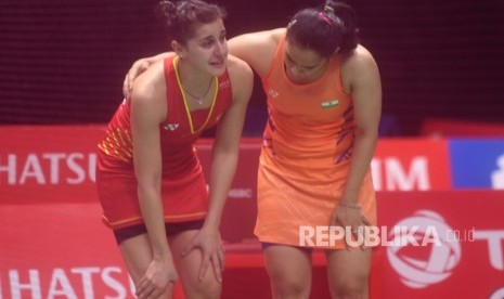 Pebulu tangkis Spanyol Carolina Marin (kiri) menangis usai cedera dan tidak dapat melanjutkan pertandingan melawan pebulu tangkis India Saina Nehwal (kanan) dalam final tunggal putri Daihatsu Indonesia Masters 2019 di Istora Senayan, Jakarta, Ahad (27/1/2019).