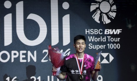 Pebulu tangkis Taiwan Chou Tien Chen berpose di podium usai mengalahkan pebulu tangkis Denmark Anders Antonsen pada babak final Blibli Indonesia Open 2019 di Istora Senayan, Jakarta, Ahad (21/7/2019). 