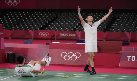 Pebulu tangkis Taiwan Wang Chi-Lin, kiri, dan Lee Yang, kiri, merayakan kemenangan atas Li Jun Hui dan Liu Yu Chen dari China dalam pertandingan bulu tangkis ganda putra Olimpiade Musim Panas 2020, Sabtu, 31 Juli 2021, di Tokyo, Jepang