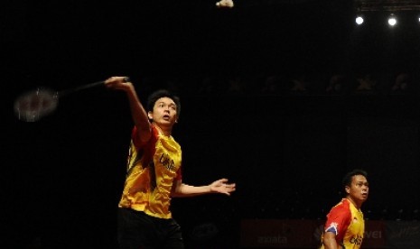 Pebulu tangkis tim Indonesia, Hendra Setiawan (kiri).