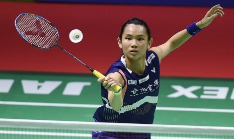 Pebulu tangkis tunggal puteri Taiwan Tai Tzu Ying mengembalikan kok kearah lawannya pebulu tangkis Cina HE Bingjiao dalam babak semi final Blibli Indonesia Open 2018 di Jakarta, Sabtu (7/7). 