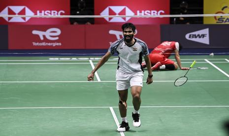 Pebulu tangkis tunggal putra India Kidambi Srikanth (kiri) meluapkan kegembiraanya usai menang atas pebulu tangkis tunggal putra Indonesia Jonatan Christie dalam pertandingan babak final Piala Thomas 2022 di Impact Arena, Bangkok, Thailand, Ahad (15/5/2022). Kemenangan Kidambi Srikanth atas Jonatan Christie dengan skor 21-15 dan 23-21 memastikan India menang atas Indonesia dengan skor akhir 3-0 dan berhak menjadi juara pertama Piala Thomas 2022.