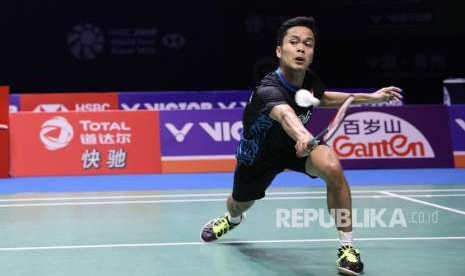 Pebulu tangkis tunggal putra Indonesia Anthony Sinisuka Ginting berekspresi ketika bertanding melawan pebulu tangkis Jepang Kento Momota pada laga final China Open 2018 di di Olympic Sports Center Xincheng Gymnasium, Changzhou, Cina, Ahad (23/9). 