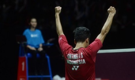 Pebulu tangkis tunggal putra Indonesia Anthony Sinisuka Ginting meluapkan kegembiraannya usai menaklukkan pebulu tangkis unggulan keenam asal Taiwan Chou Tien Chen dalam babak semifinal Indonesia Masters 2018 di Istora Senayan, Jakarta, Sabtu (27/1). Anthony berhasil memastikan tiket ke final setelah menang tiga gim 21-16, 13-21 dan 21-12. 