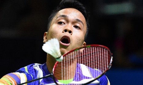 Pebulu tangkis tunggal putra Indonesia Anthony Sinisuka Ginting mengembalikan kok ke arah pebulu tangkis tunggal putra China Lu Guang Zu dalam babak pertama Blibli Indonesia Open 2019 di Istora Senayan, kompleks GBK, Jakarta, Selasa (16/7/2019). 